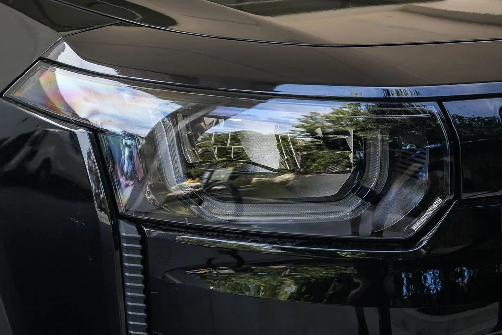 New 2026 Diamond Black Crystal Pearlcoat Jeep Laredo image 8