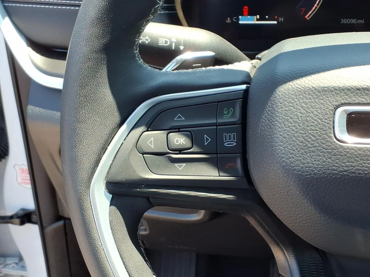Used 2025 White Jeep Altitude image 10