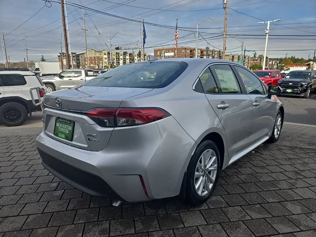 New 2027 Classic Silver Metallic Toyota Hybrid XLE image 5