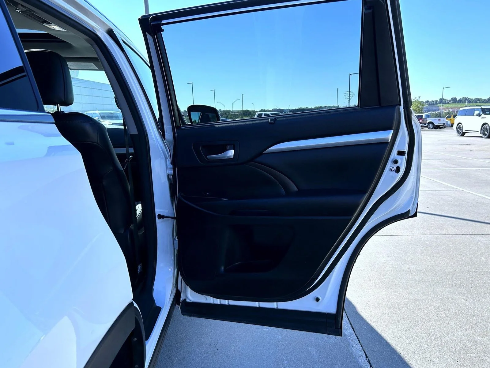 Used 2017 White Toyota XLE image 17