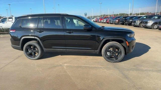 New 2025 Diamond Black Crystal Pearl-Coat Exterior Paint Jeep Altitude X image 14