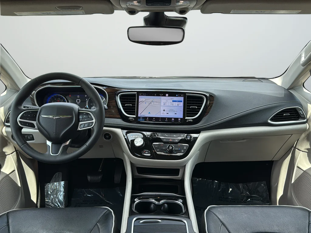 Used 2023 White Chrysler Limited image 9