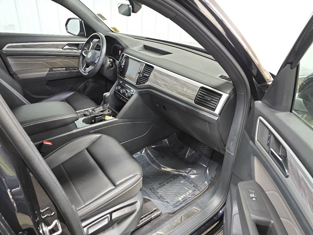 Used 2022 Deep Black Volkswagen 3.6L V6 SE w/Technology image 15