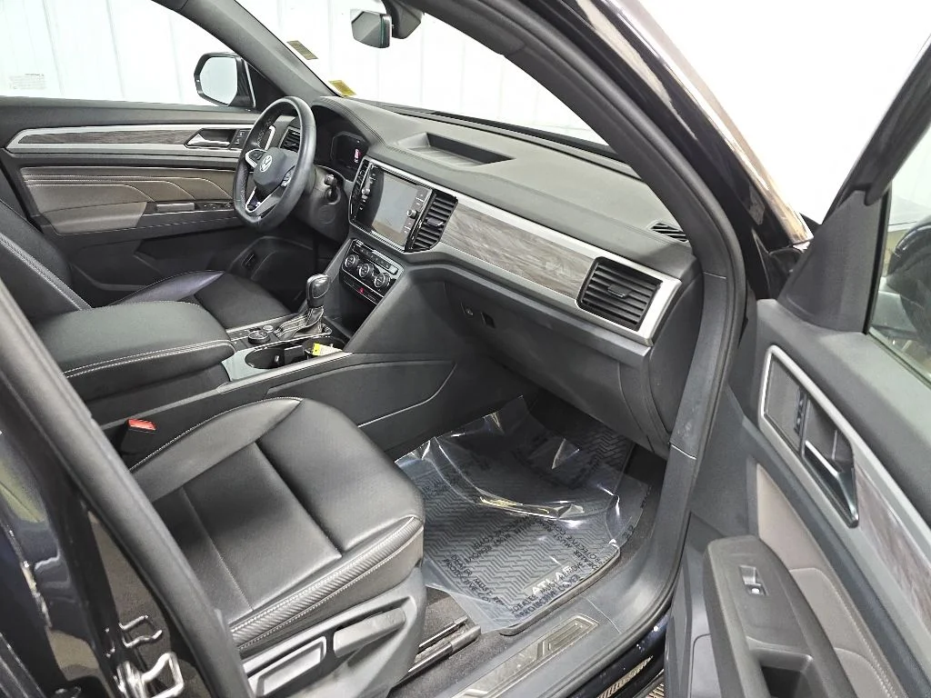 Used 2022 Black Volkswagen 3.6L V6 SE w/Technology image 15