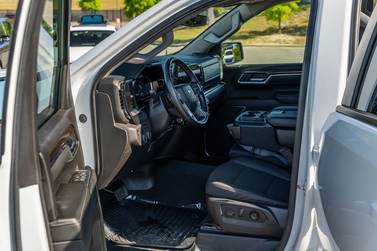 Used 2025 White Chevrolet LT image 22