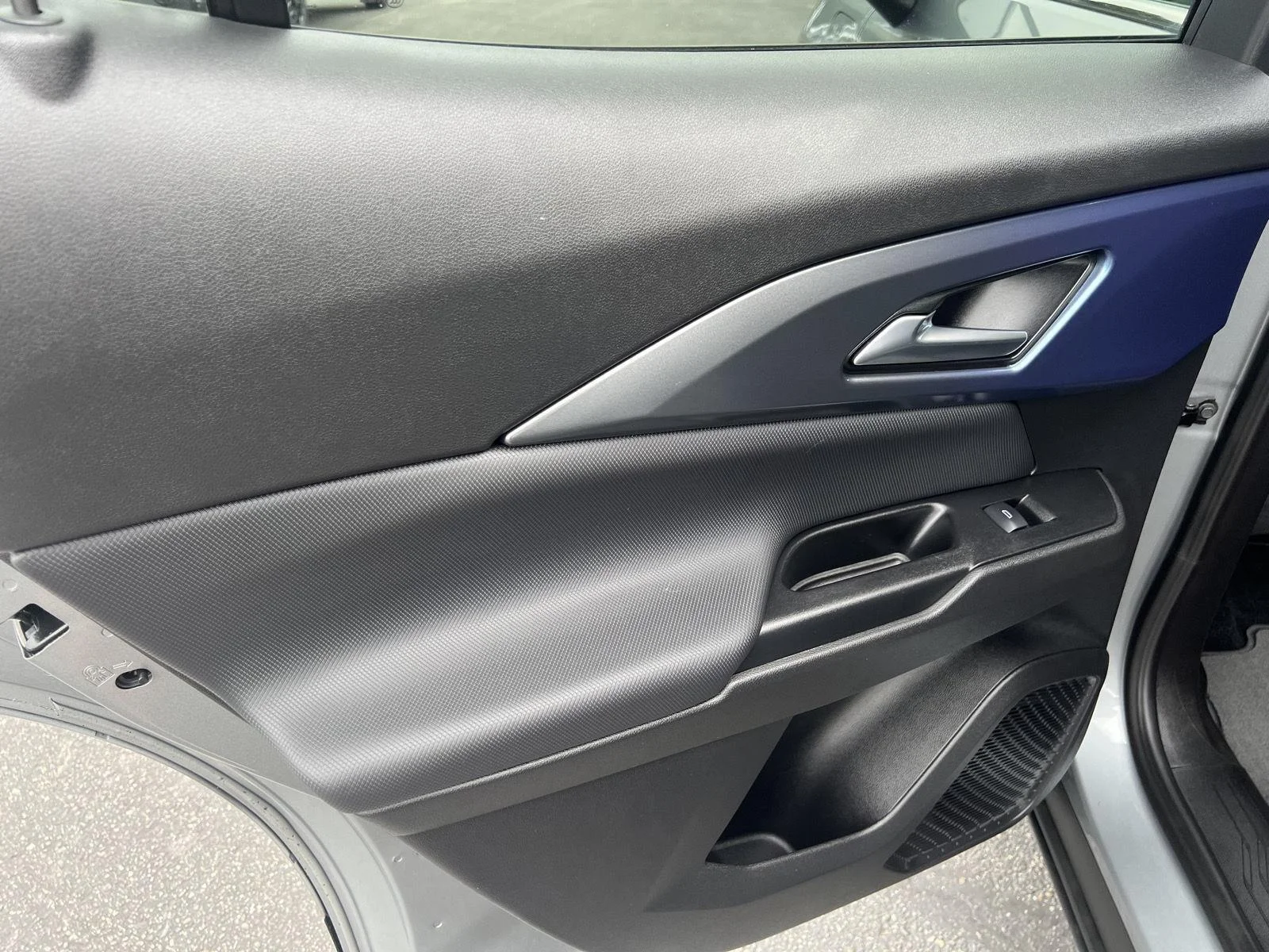 2025 Chevrolet Equinox EV LT - Photo 30