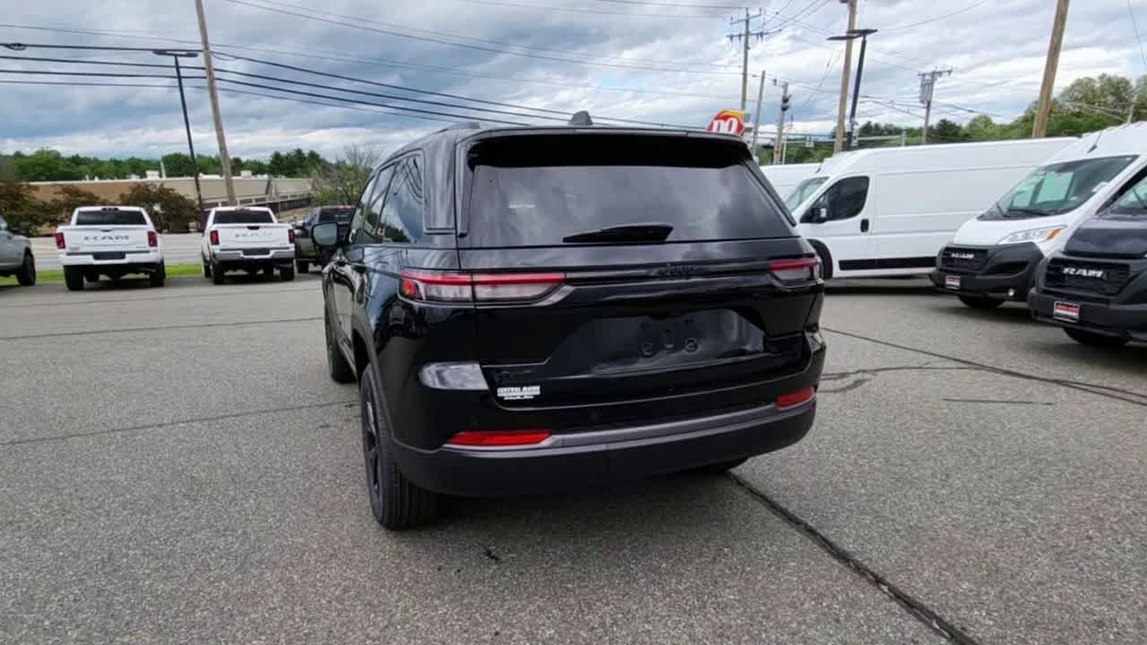 New 2026 Diamond Black Crystal Pearlcoat Jeep Laredo Altitude image 7
