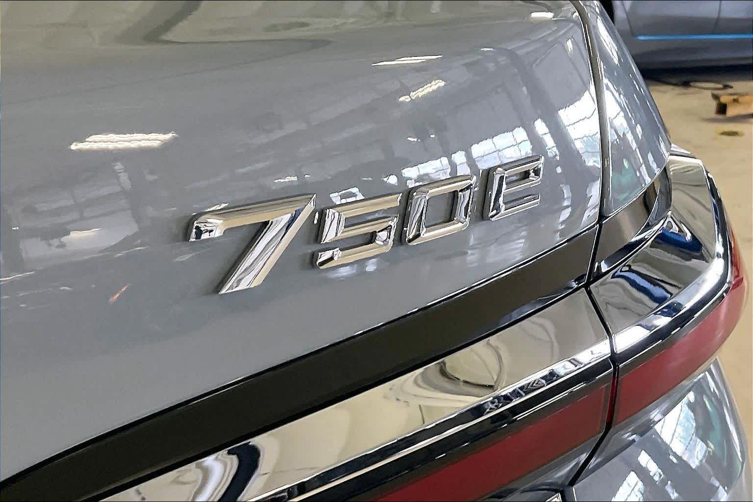 New 2026 Brooklyn Grey Metallic BMW 750e xDrive image 15