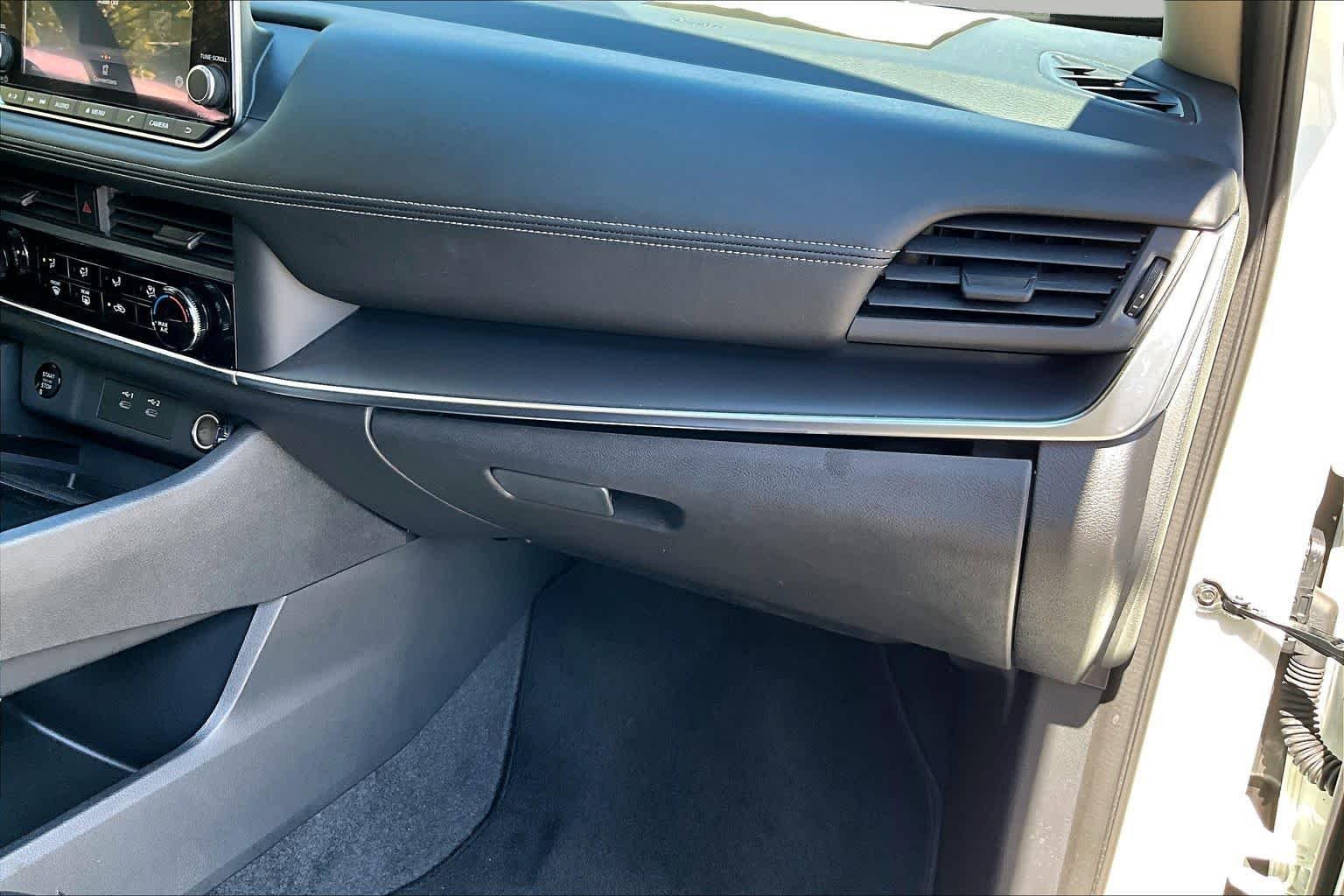 Used 2024 Glacier White Nissan S image 19