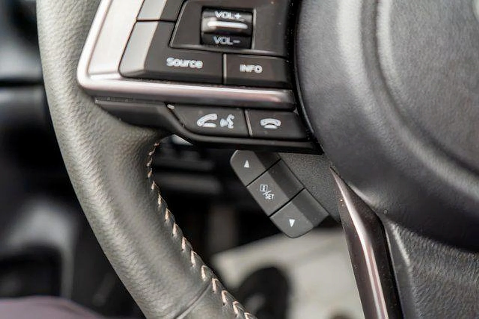 Used 2023 Ice Silver Metallic Subaru Limited image 23