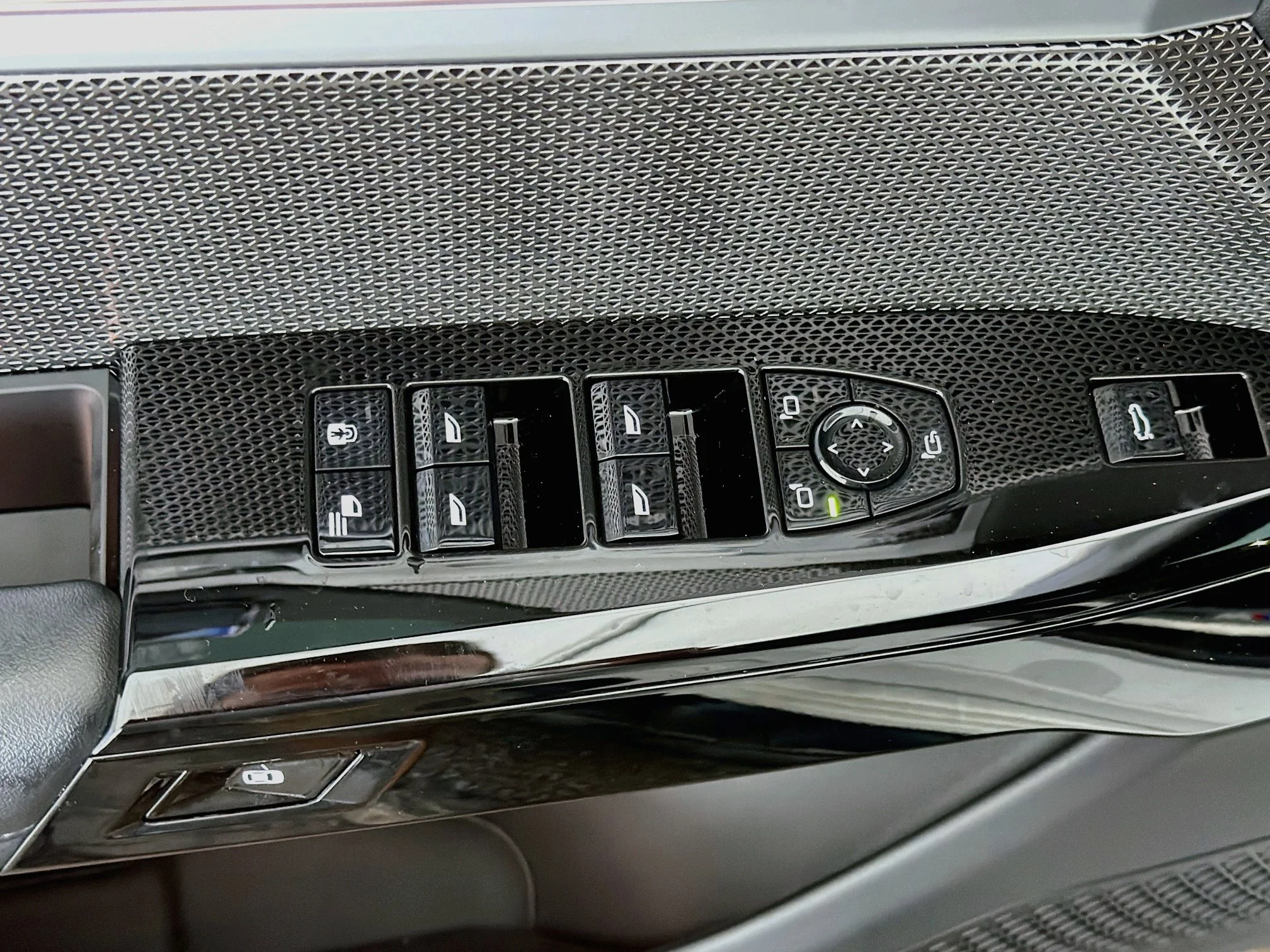 Used 2023 Mineral White Metallic BMW 740i image 22
