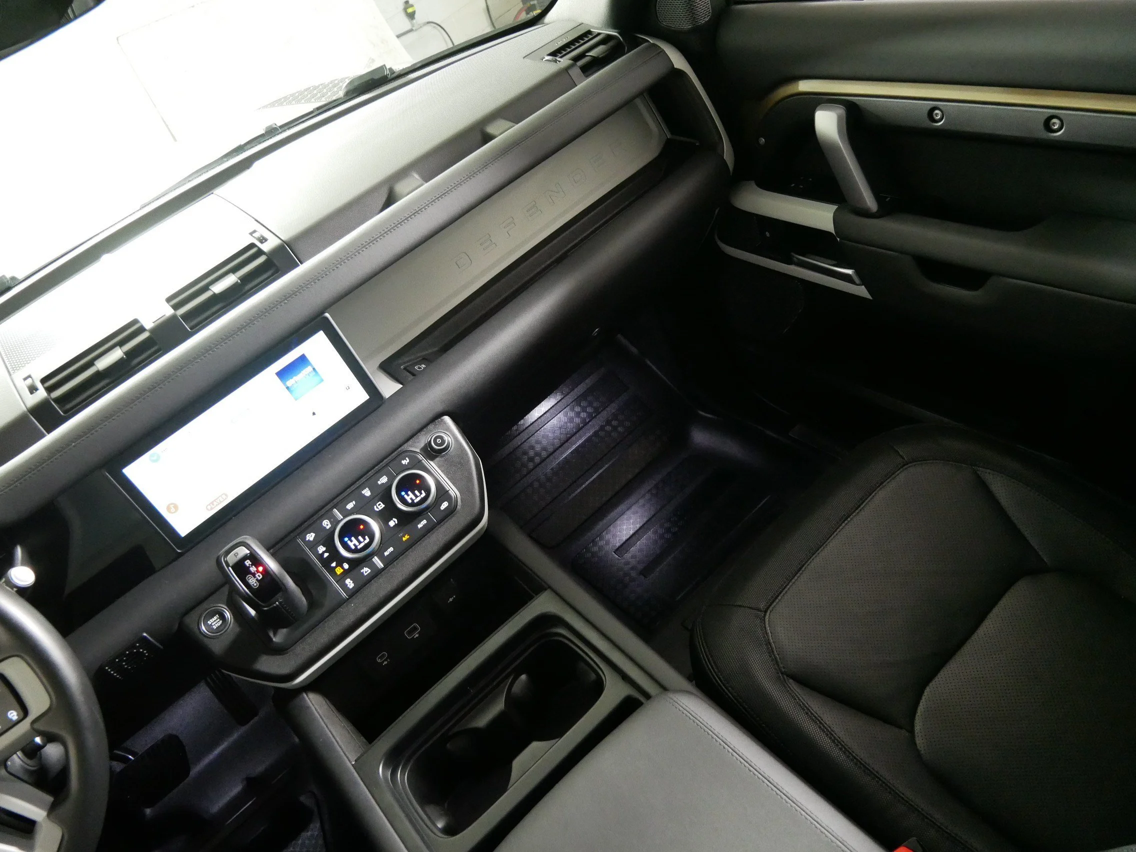 Used 2024 BRONZE Land Rover X-Dynamic SE image 11
