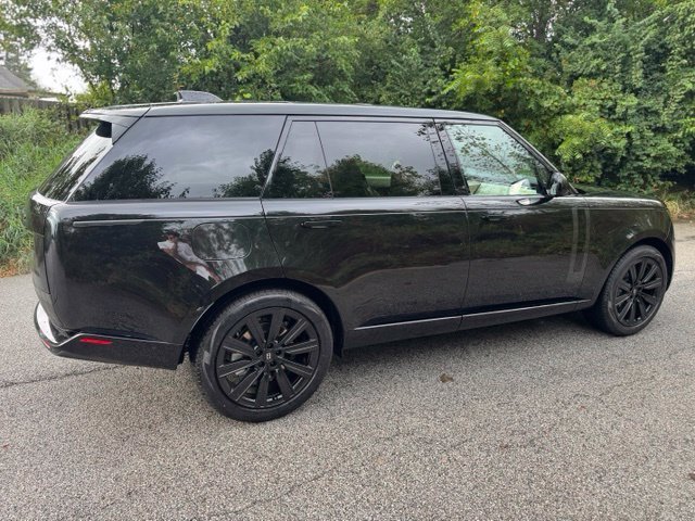 New 2027 Santorini Black Land Rover SE image 5