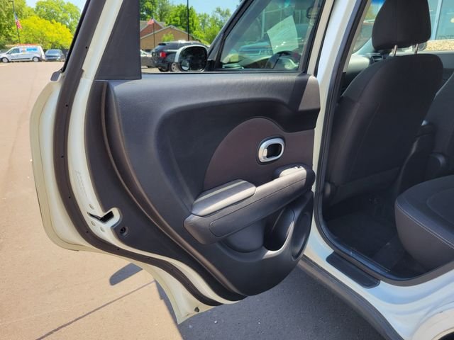 Used 2018 White Kia Base image 21
