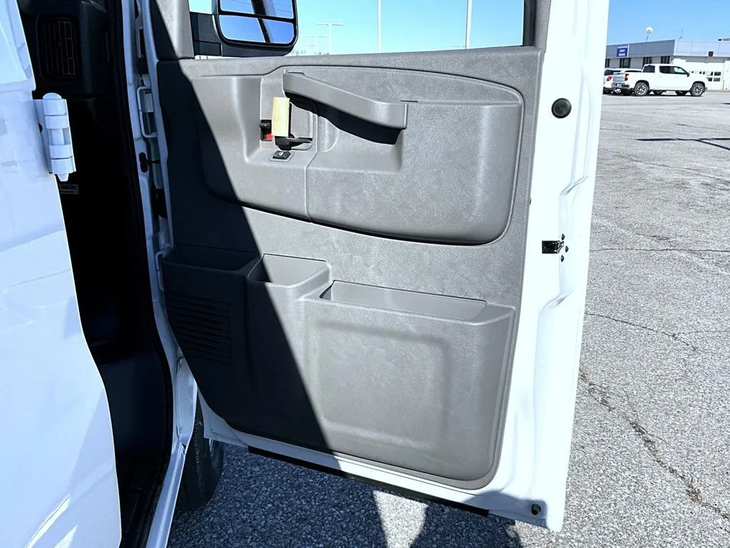 New 2026 Summit White Chevrolet 1WT image 16