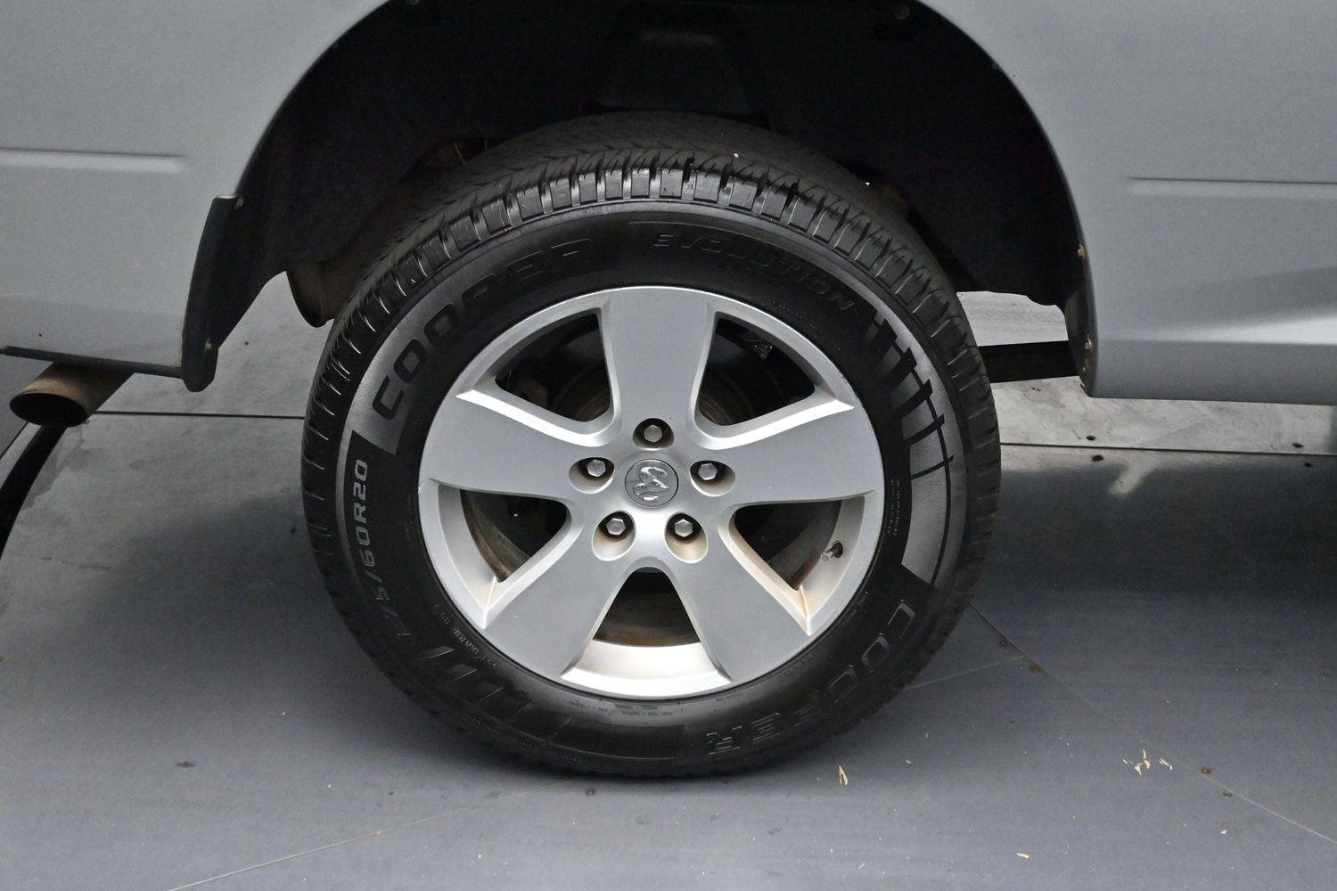 Used 2015 Bright Silver Metallic Clearcoat Ram SLT image 30