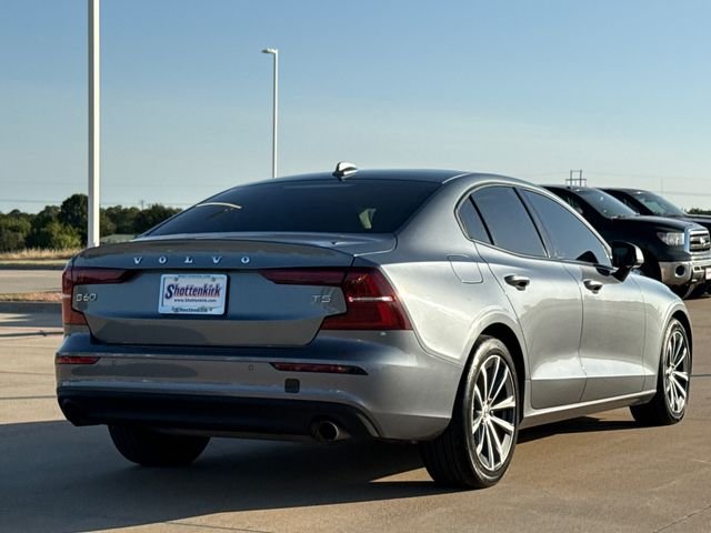 Used 2021  Volvo T5 Momentum image 7