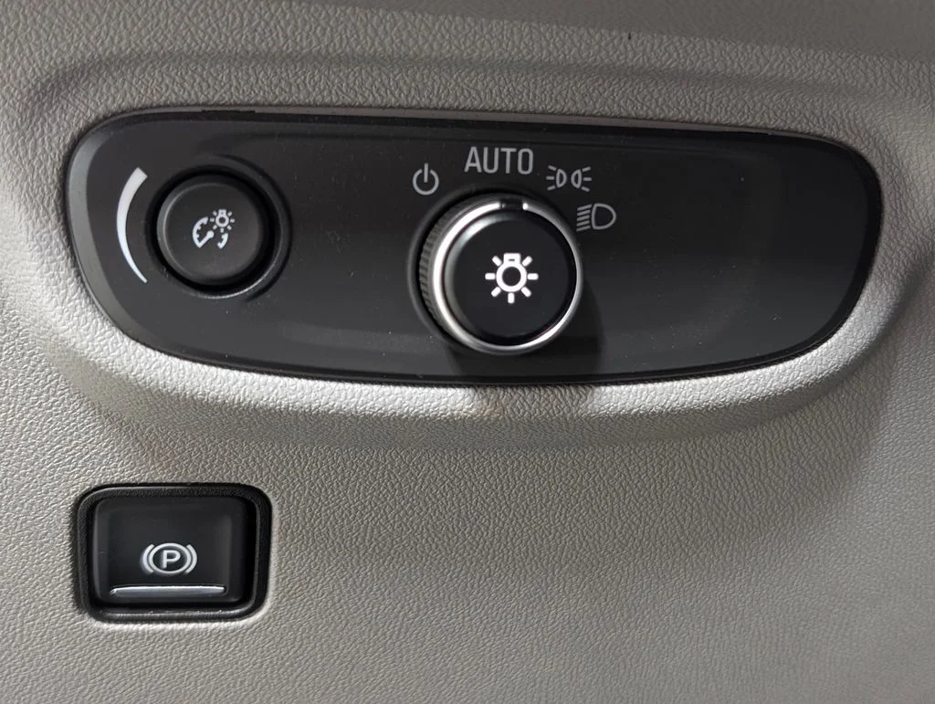 Certified Used 2018 Quicksilver Metallic GMC SLE image 9