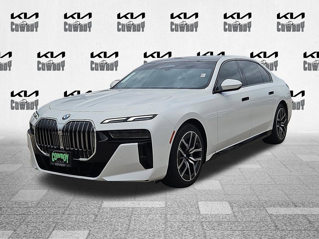Used 2025  BMW 740i image 3