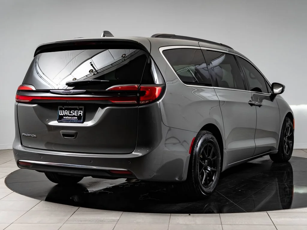 Used 2022 Ceramic Gray Clearcoat Chrysler Touring L image 10
