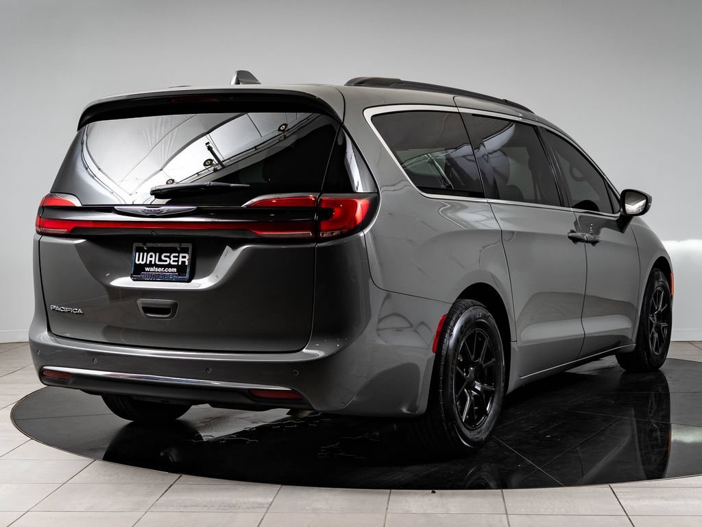 Used 2022 Ceramic Gray Clearcoat Chrysler Touring L image 10