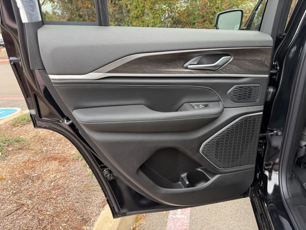 New 2026 Diamond Black Crystal Pearl-Coat Exterior Paint Jeep Limited Reserve image 29