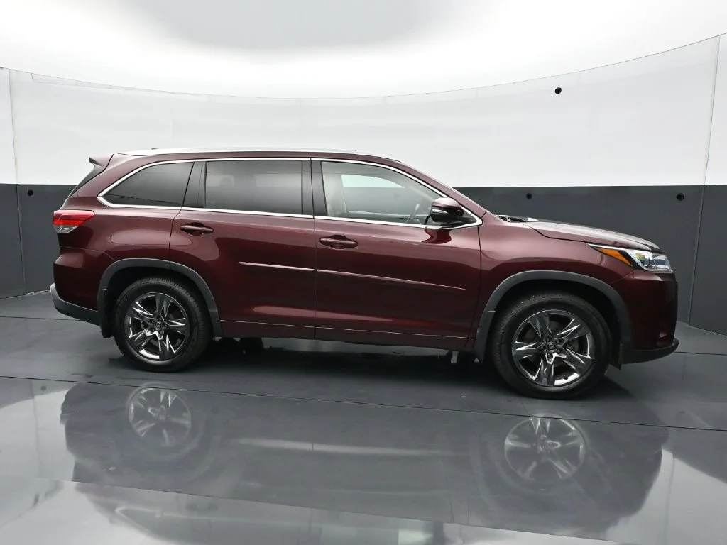 Used 2018 Ooh La La Rouge Mica Toyota Limited Platinum image 9