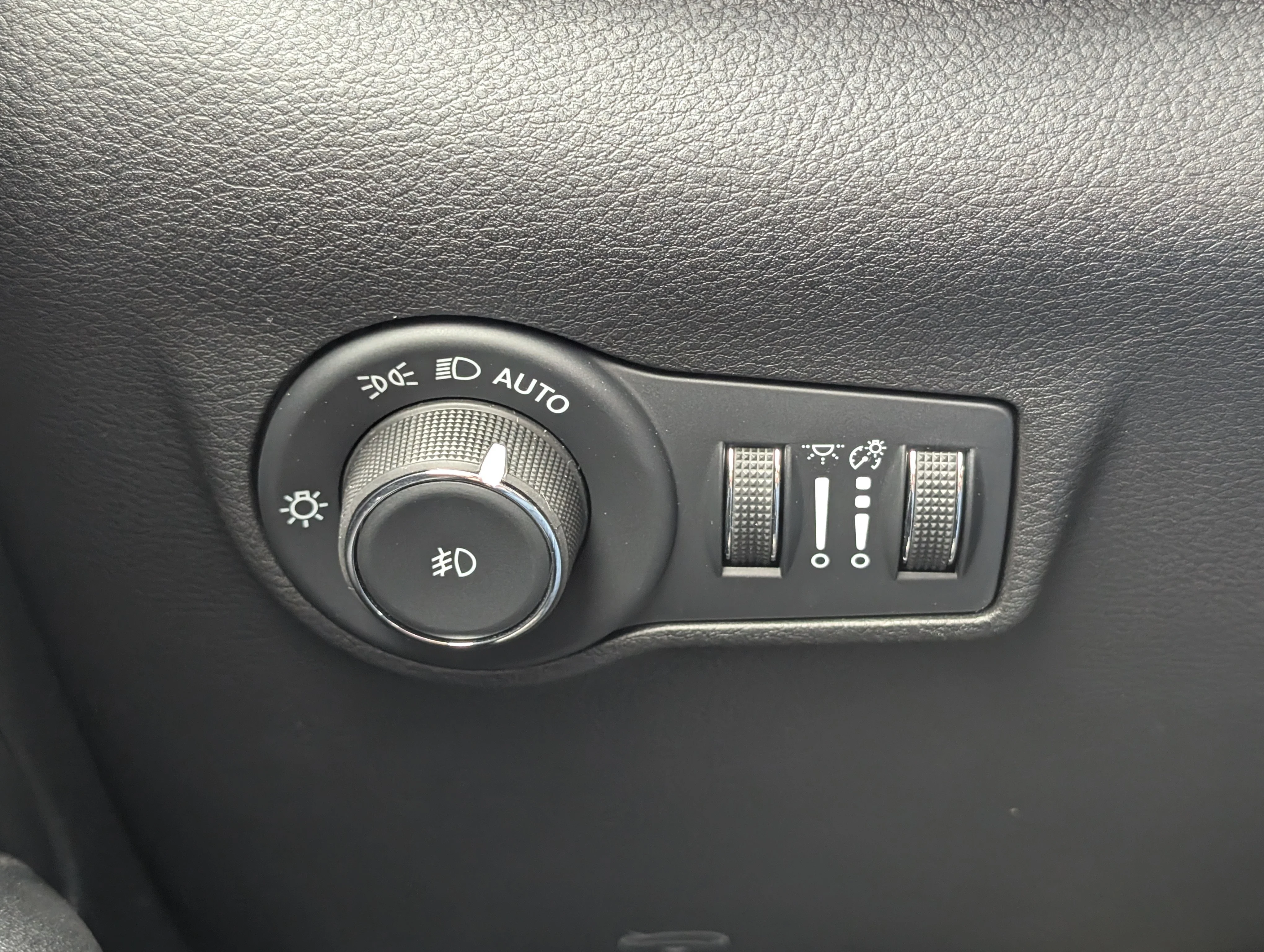 New 2026 Diamond Black Crystal Pearl Jeep North image 27