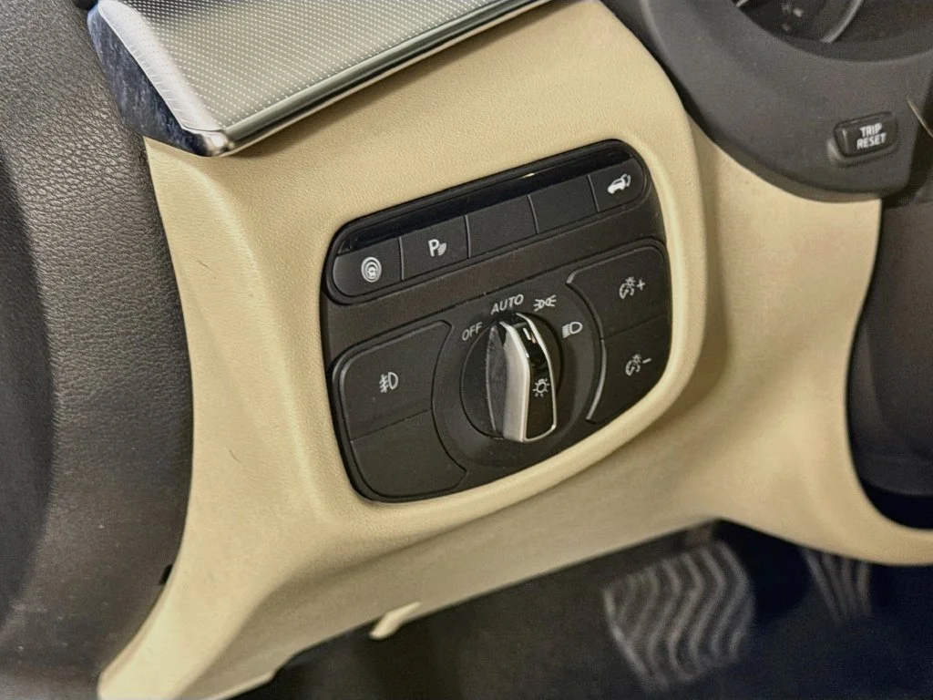 Used 2019 Black INFINITI ESSENTIAL image 11