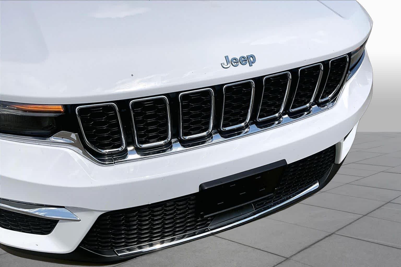 Used 2022 Bright White Clearcoat Jeep  image 30