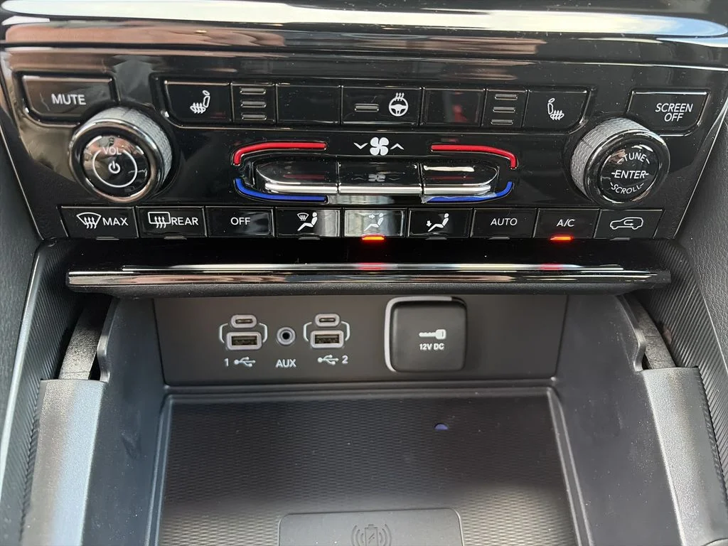 New 2026 Diamond Black Crystal Pearlcoat Jeep Laredo X image 24