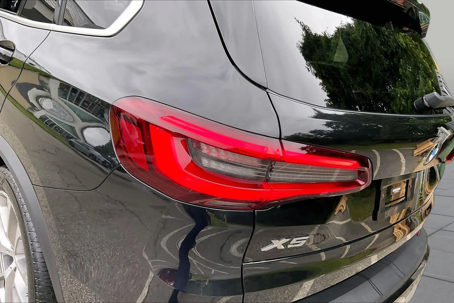 Used 2022 Black Sapphire Metallic BMW xDrive40i image 27