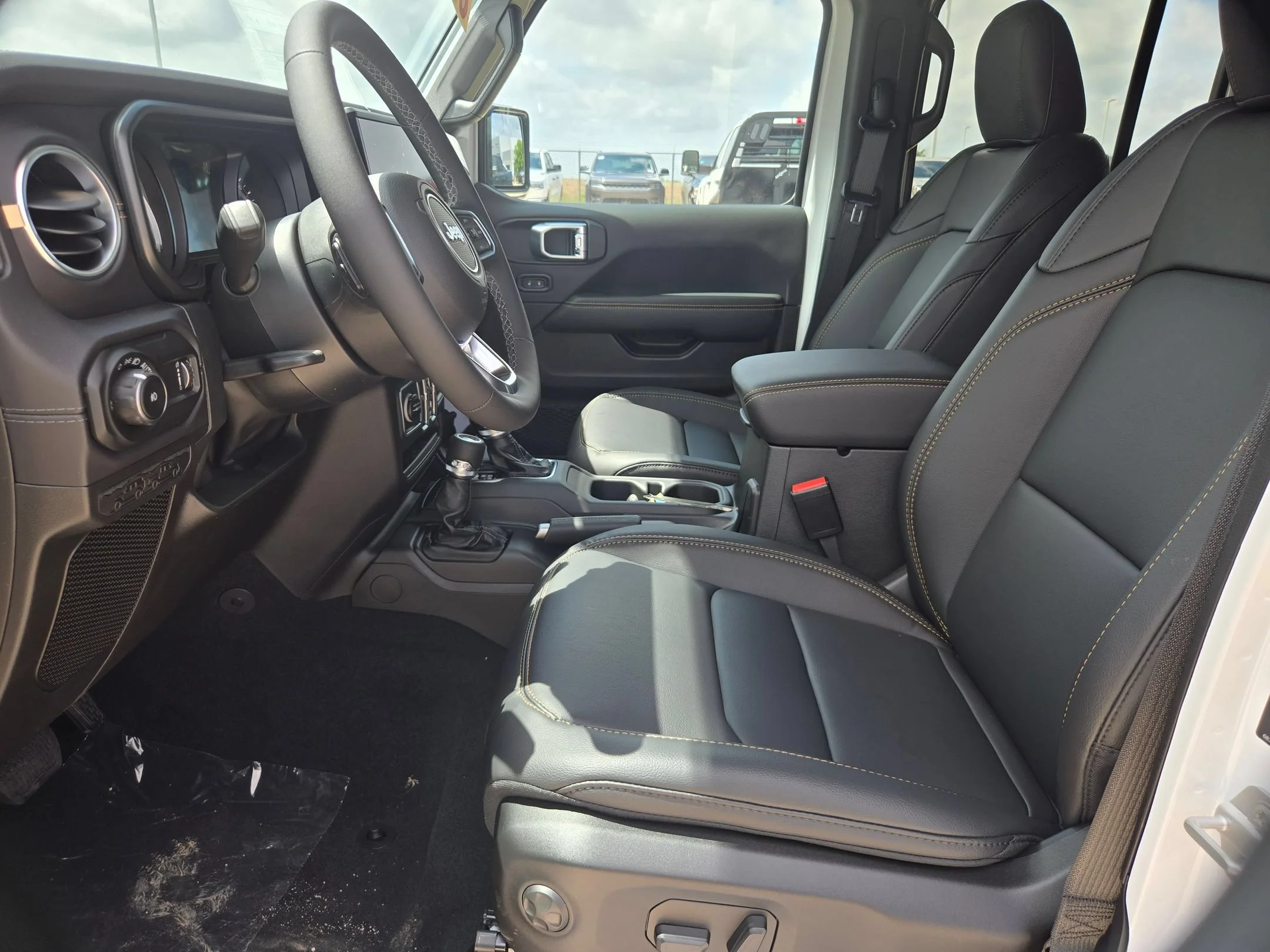New 2026 Bright White Clear-Coat Exterior Paint Jeep Sahara image 9