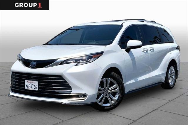 2022 Toyota Sienna Platinum 7-Passenger Hybrid AWD's photo
