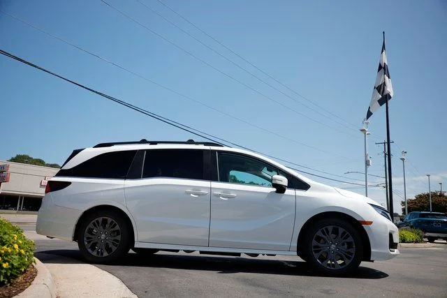 New 2026 Platinum White Pearl Honda Touring image 16