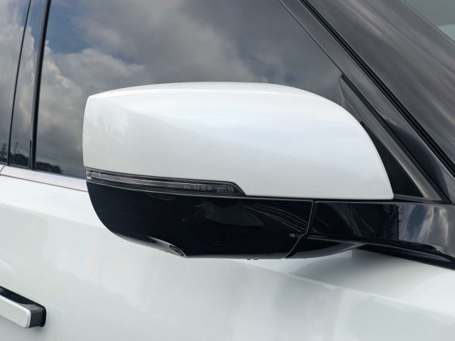Used 2025 White INFINITI LUXE image 10