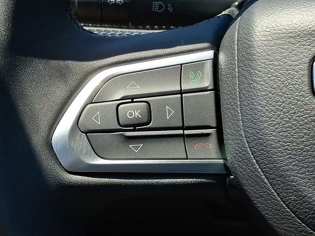 Used 2026 White Jeep Latitude image 21