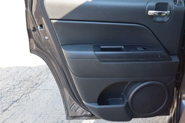 Used 2014 Granite Crystal Clearcoat Metallic Jeep Latitude image 20