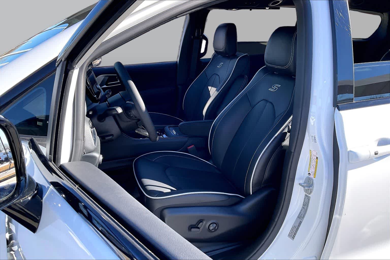 2026 Chrysler Pacifica Limited - Photo 9