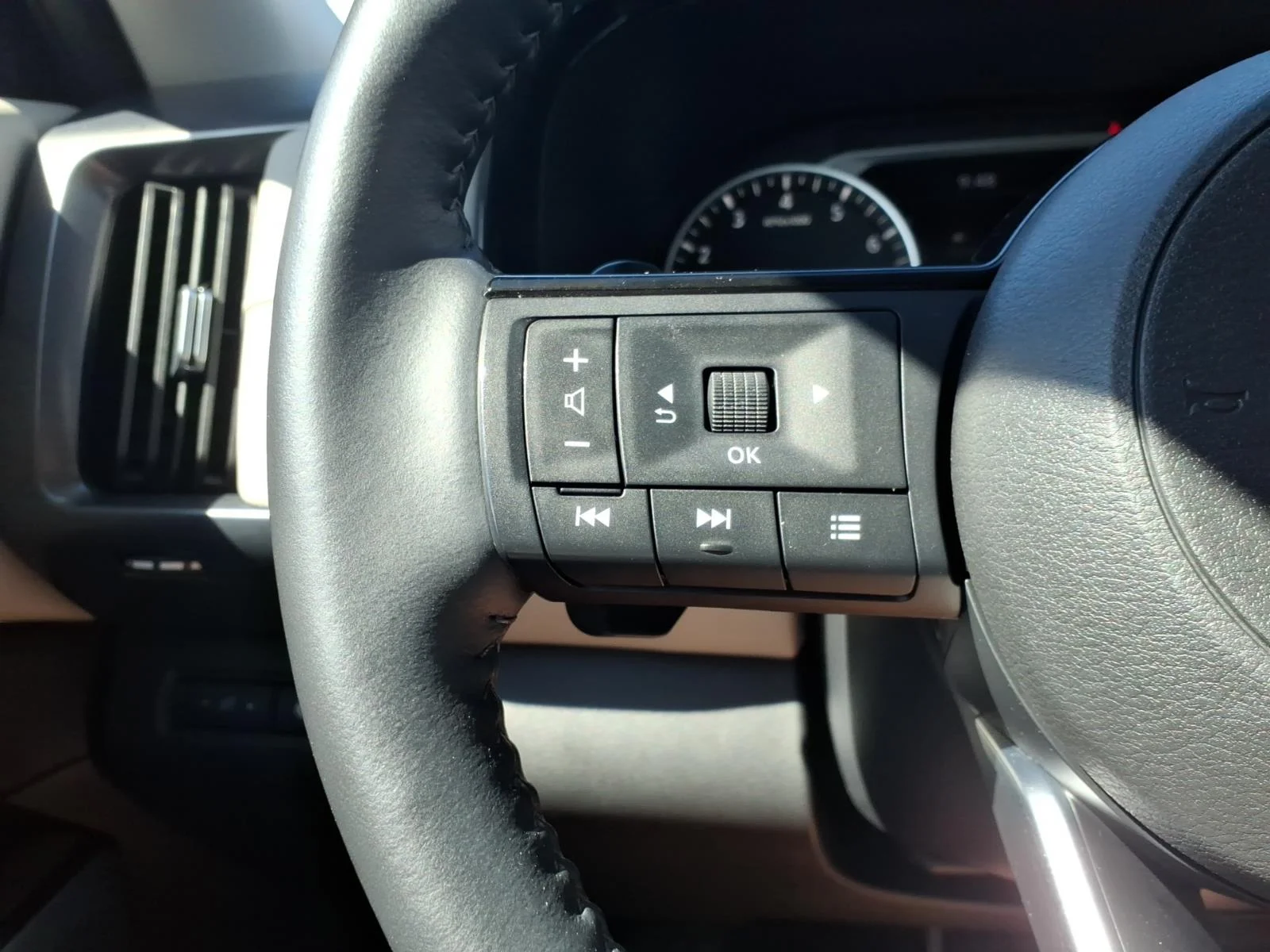 Certified Used 2024 Pearl White Tricoat Nissan SL image 22