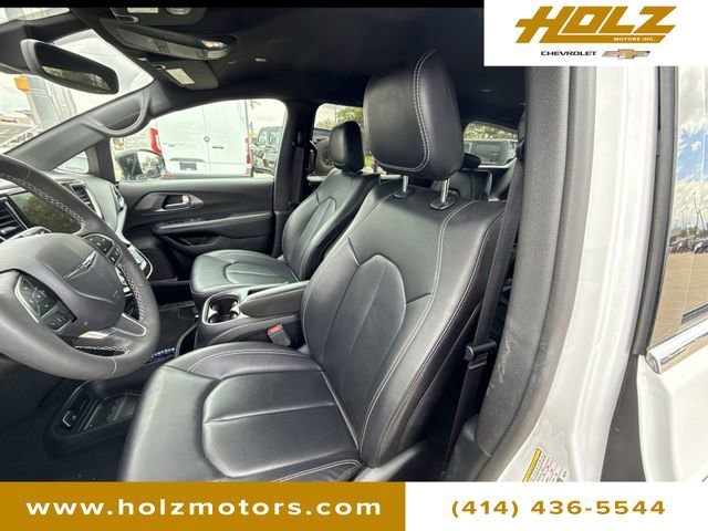 Used 2025 White Chrysler Select image 33