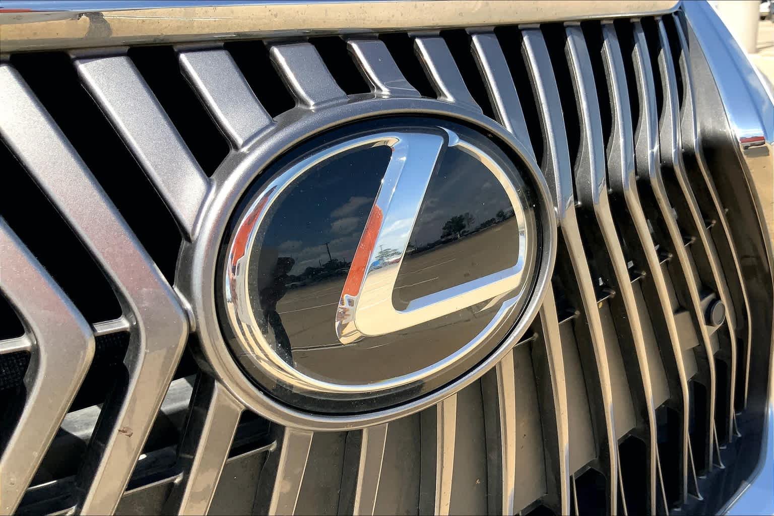 Used 2020 Eminent White Pearl Lexus  image 29