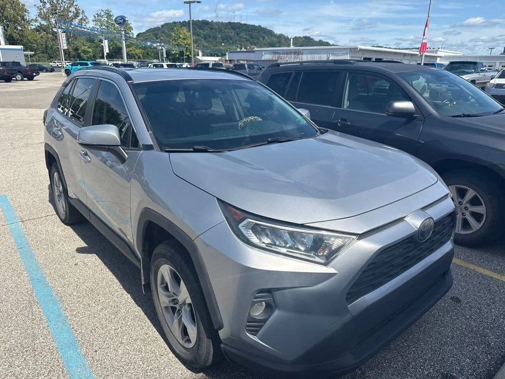 Used 2019 Silver Toyota XLE image 3