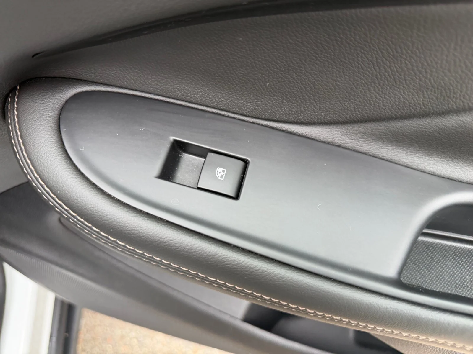 Used 2017 Summit White Buick Essence image 31