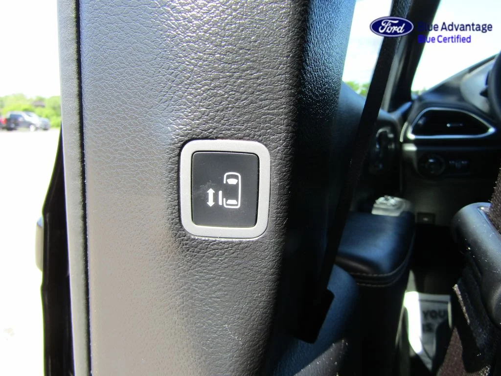 Certified Used 2022 Brilliant Black Crystal Pearlcoat Chrysler Limited image 8