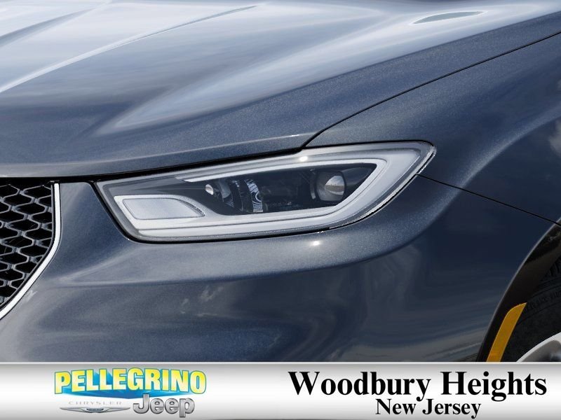 New 2026 Diamond Black Crystal Pearl-Coat Exterior Paint Chrysler Limited image 10