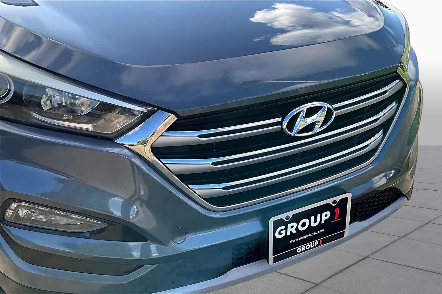 Used 2017 Coliseum Gray Hyundai Limited image 27