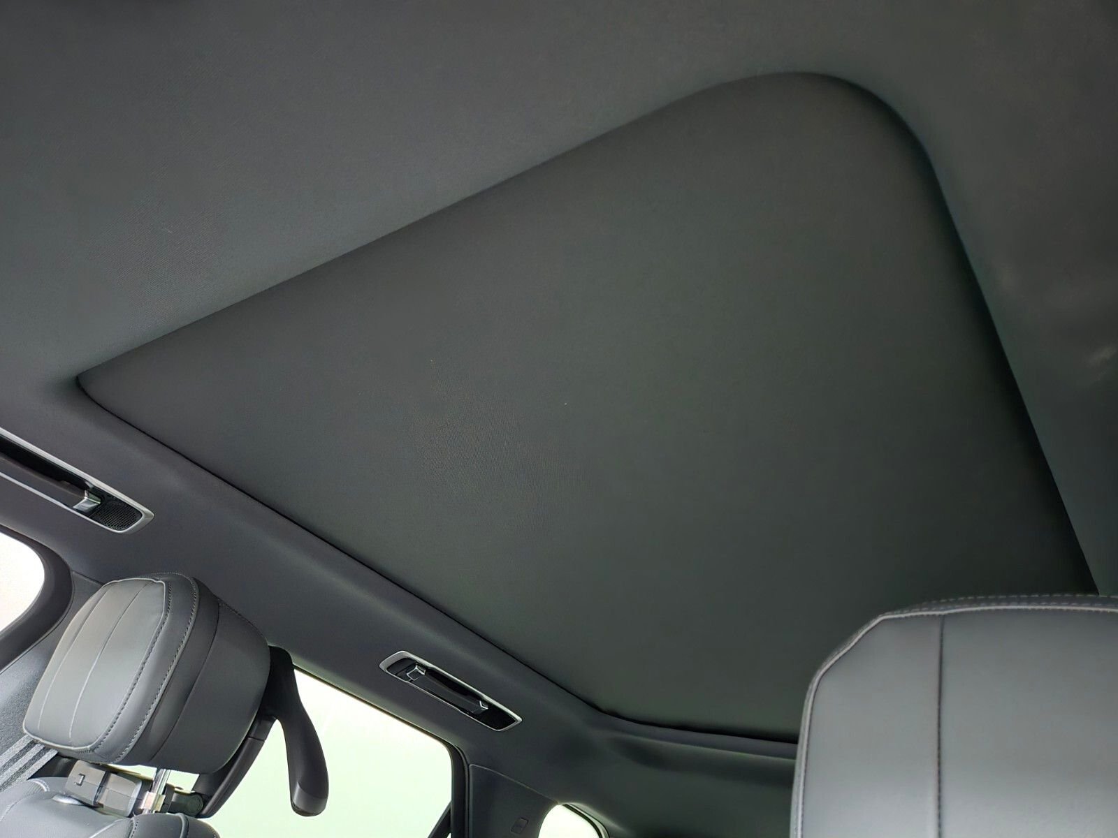 New 2026 Santorini Black Land Rover Dynamic SE image 12