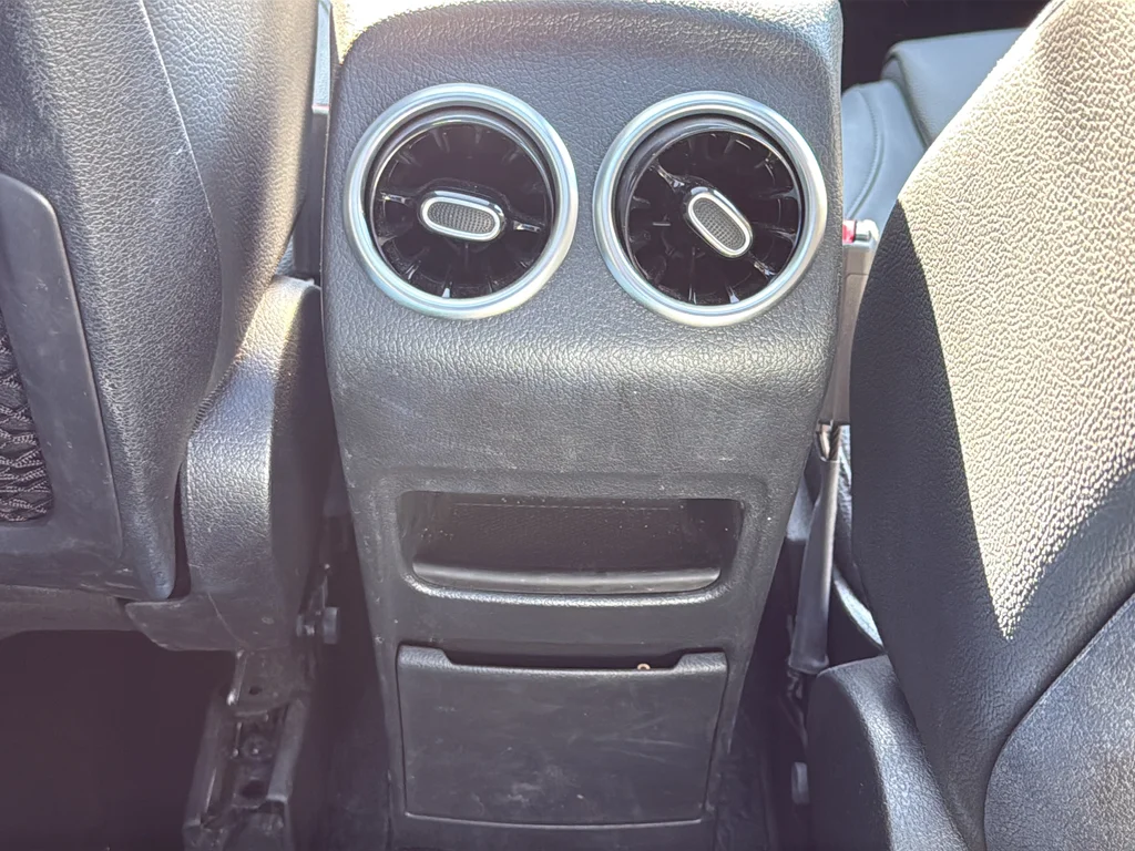 Used 2024  Mercedes-Benz GLB 250 image 40