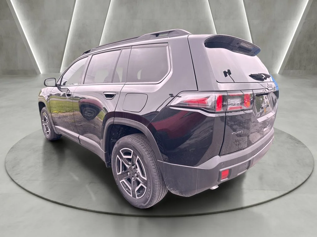 New 2026 Diamond Black Crystal Pearl-Coat Exterior Paint Jeep Laredo image 3